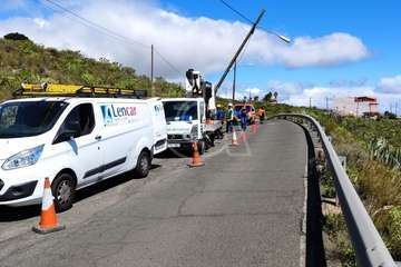 Poste inclinado del alumbrado público en Montaña Las Palmas/TA.
